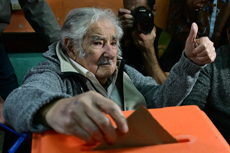 El expresidente de Uruguay, José Mujica, fue uno de los primeros en votar hoy en los comicios generales.