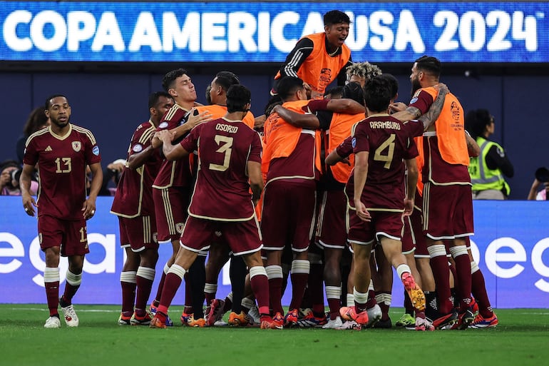 Los jugadores de la selección de Venezuela celebran un gol en el partido frente a México por la segunda fecha del Grupo B de la Copa América 2024 en el SoFi Stadium, en Inglewood.