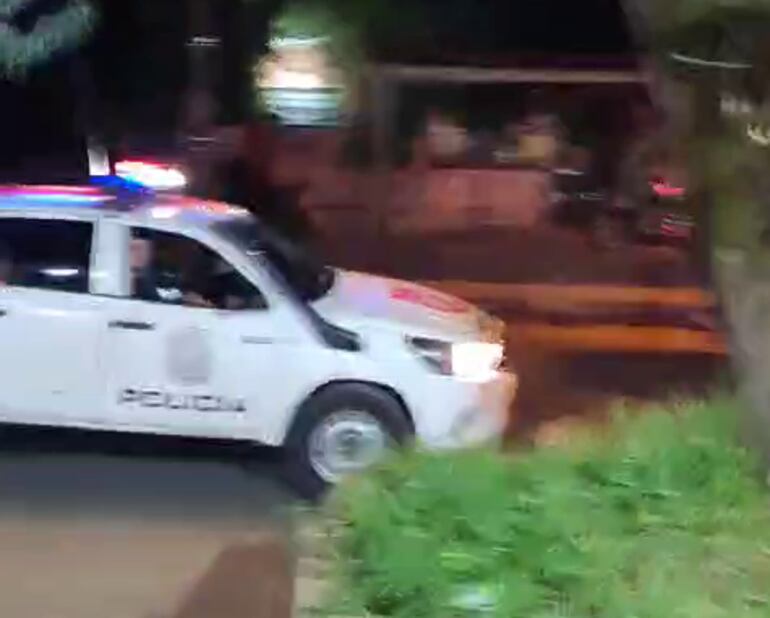 Patrulla de la Policía Nacional que amedrentó anoche a los estudiantes de FACSO- UNA.