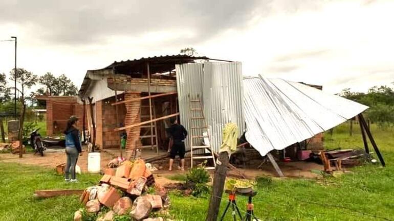 Temporal de fuerte ráfagas de viento, lluvia y granizada afectó al distrito de Escobar.