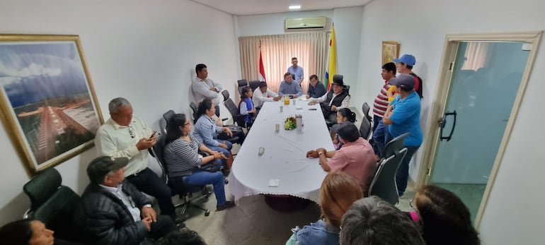 Reunión que mantuvieron con los Concejales Departamentales de la Asociación de Agricultores Paraguayos de Misiones, donde no llegaron a un acuerdo favorable.