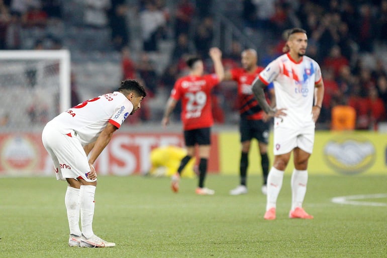 Los jugadores de Cerro Porteño lamentan la derrota con Athletico Paranaense y eliminación de la Copa Sudamericana 2024 en el estadio Arena da Baixada, en Curitiba, Brasil.