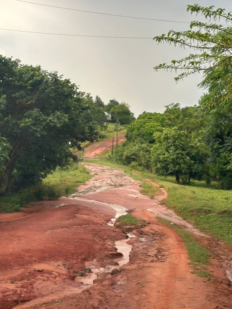 Pese a los trabajos ya realizados en la semana anterior, luego de la lluvia los caminos sufrieron bastante con los grandes raudales.