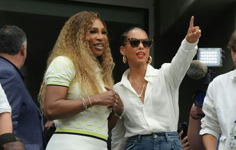 Serena Williams y Alicia Keys observando al ruso Andrey Rublev y al búlgaro Grigor Dimitrov durante su partido de octavos de final masculino en el séptimo día del torneo de tenis US Open.