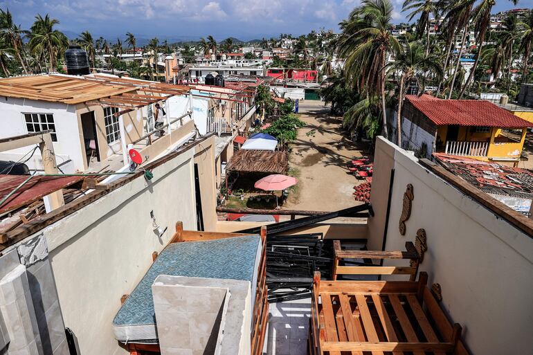 Fotografía de un hotel afectado por el huracán Otis en la playa 'Pie de la Cuesta', el 20 de diciembre de 2023, en Acapulco, estado de Guerrero (México).