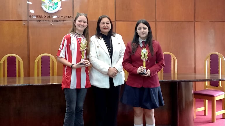 Entregan premios a jóvenes participantes y finalistas de las Olimpiadas de Matemáticas.