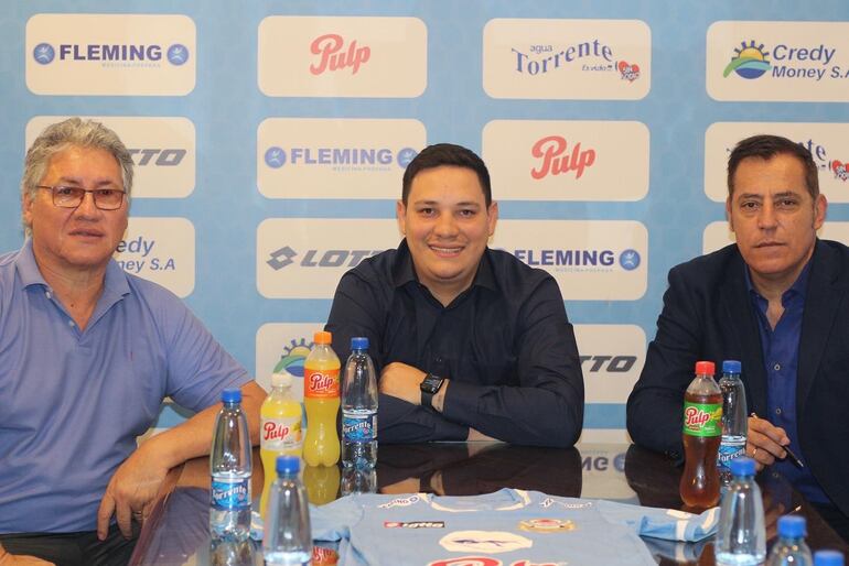 De izquierda a derecha. El vicepresidente, Roberto Garcete (padre), junto al presidente Roberto Garcete (hijo) y Miguel Ángel Zahzú.