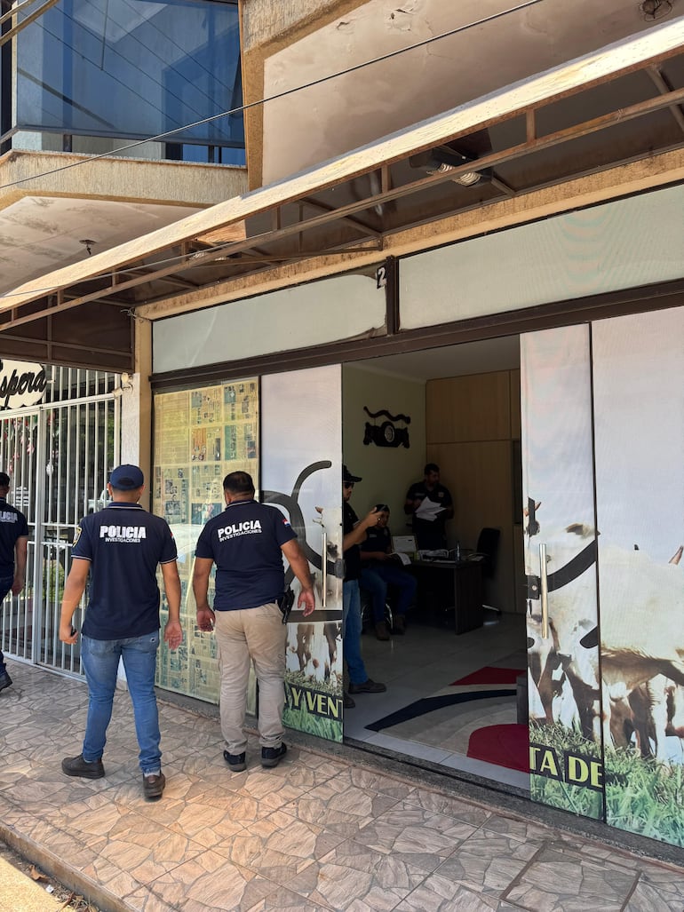 Los investigadores allanaron la sede de la Agroveterinaria San Miguel, en Pedro Juan Caballero, de donde incautaron varios documentos.