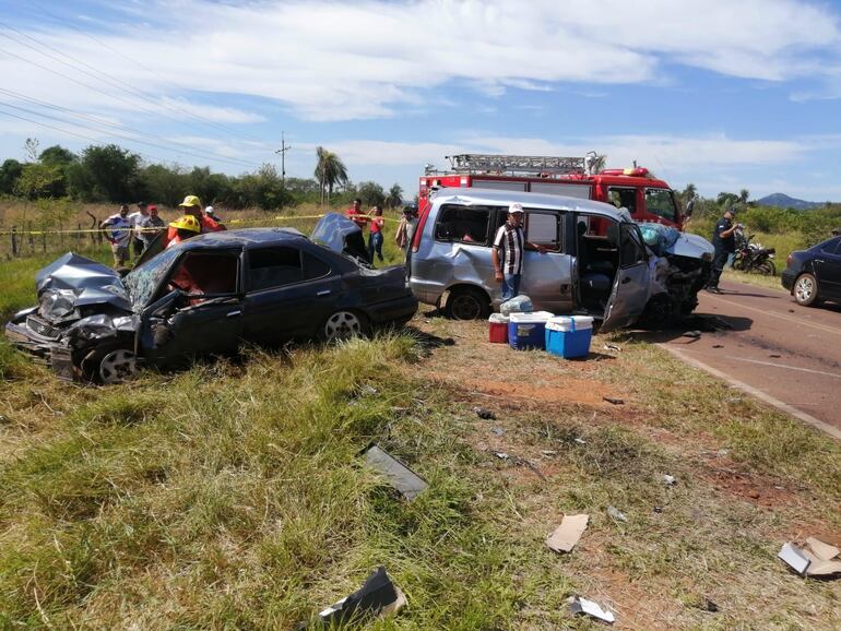 En choque frontal de dos vehículos, fallece una mujer y otras ocho personas resultan  heridos.