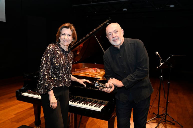 La pianista Ana Flávia Frazão y el armonicista José Staneck.