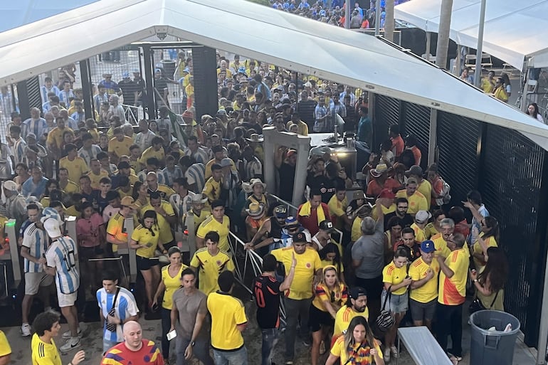 El ingreso al Hard Rock Stadium para la final de la Copa América 2024 fue desbordado por hinchas colombianos y argentinos, obligando al retraso del inicio del partido entre Argentina y Colombia. 
