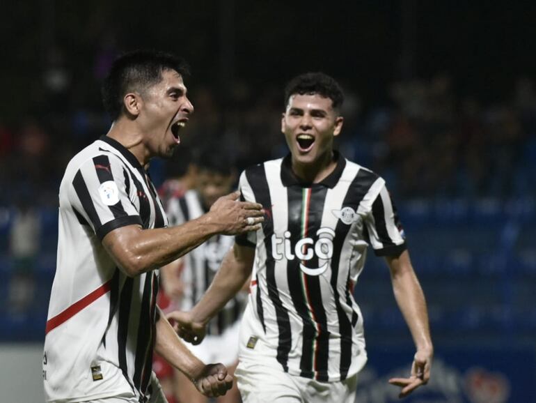 Los jugadores de Libertad festejan un gol en el partido frente a Atlético Tembetary por la sexta fecha del torneo Apertura 2025 el fútbol paraguayo en el estadio Luis Alfonso Giagni, en Villa Elisa.