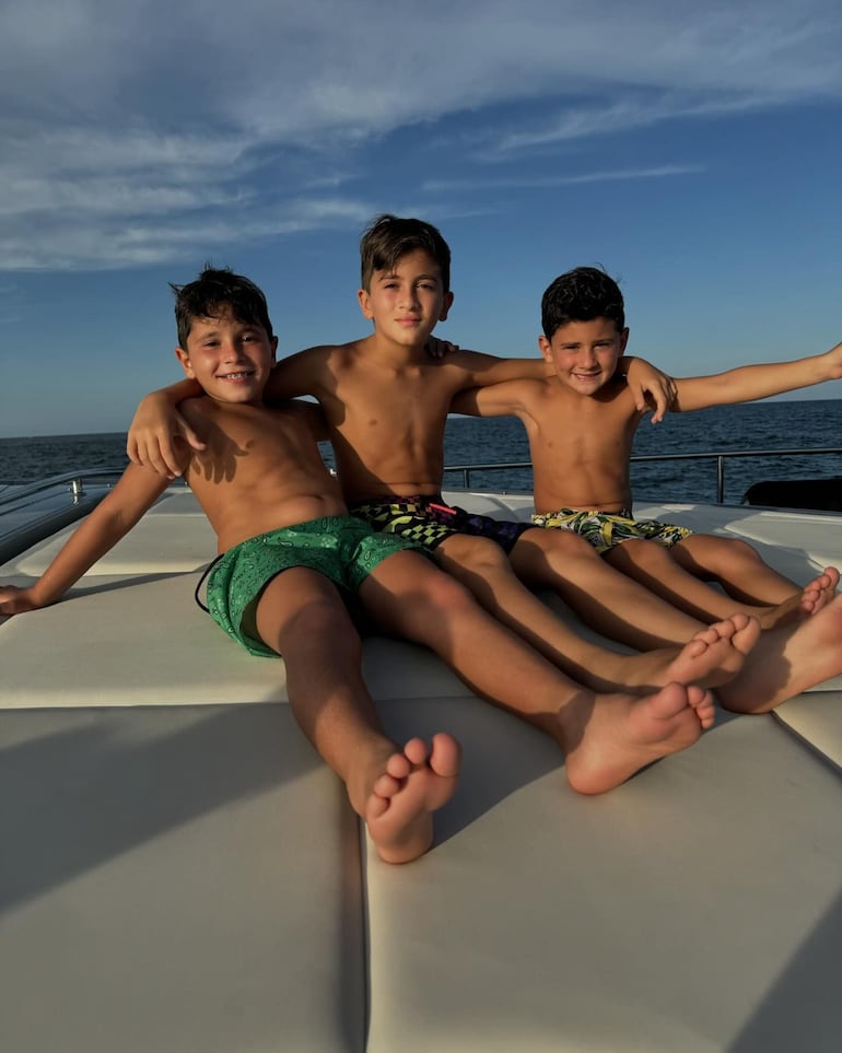 Los hermanitos Thiago, Mateo y Ciro Messi disfrutando del verano. (Instagram/Leo Messi)