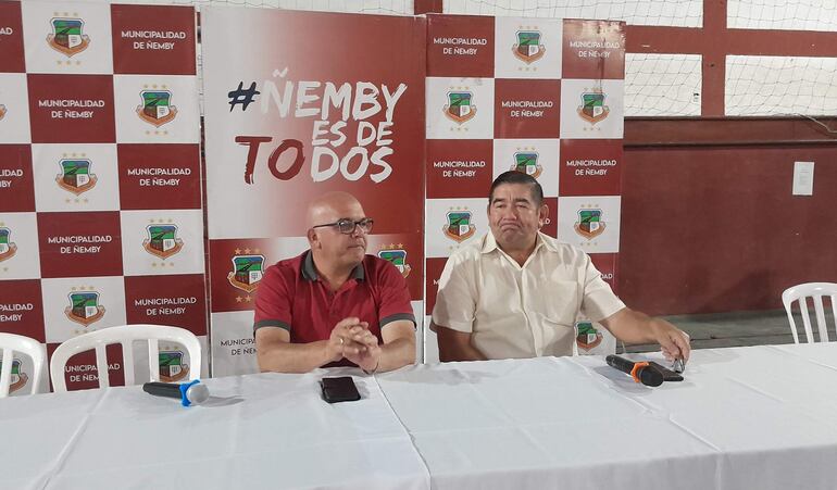 El rostro del presidente del Indi, Juan Ramón Benegas (izq), pareciera ya presagiar que la junta lo declararía persona no grata. En la foto le acompaña el intendente de Ñemby, tomás Olmedo (ANR).