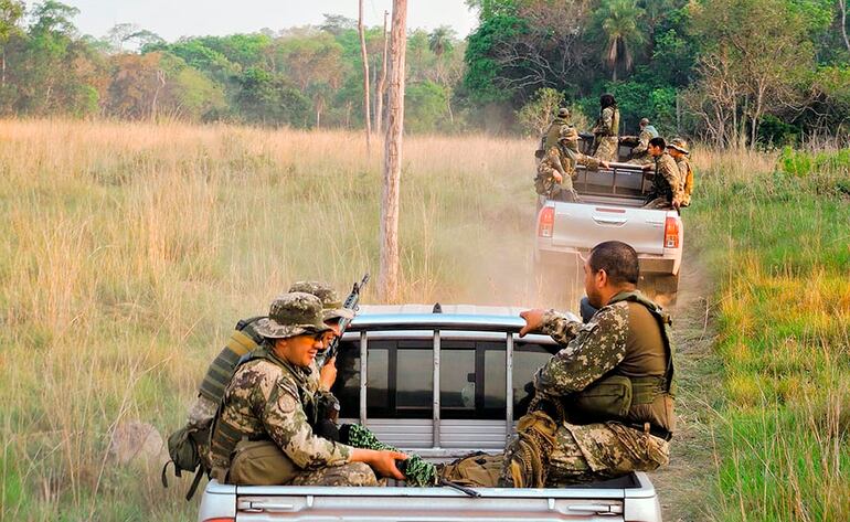 Un contingente de la FTC recorre el monte en el norte del país.