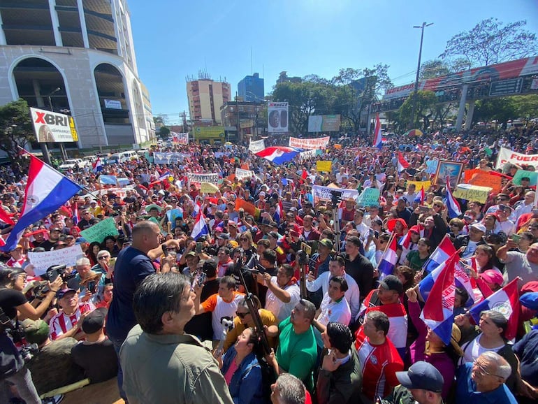 La manifestación en la rotonda Oasis de Ciudad del Este.