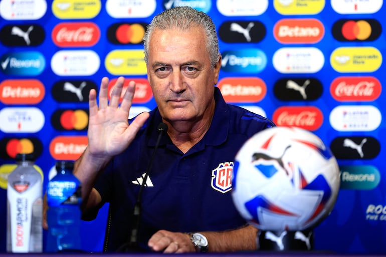 El argentino Gustavo Alfaro, entrenador de Costa Rica.