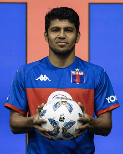 Robert Rojas, durante su presentación como nuevo jugador de Tigre.