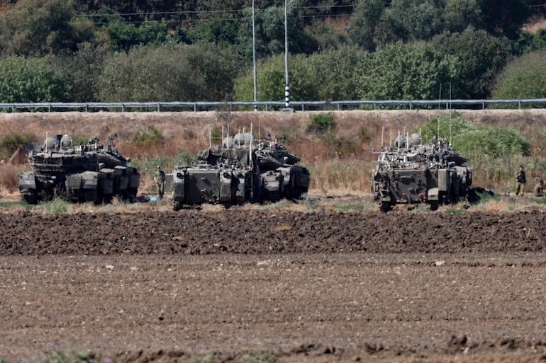 Vehículos militares israelíes cerca de la frontera con Líbano.
