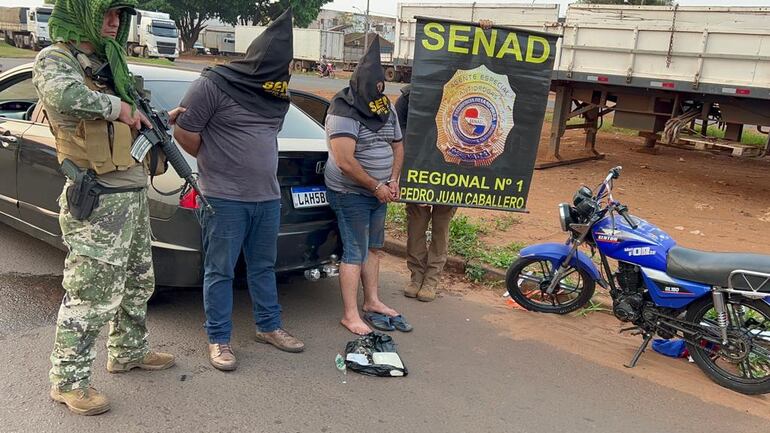 La Senad detuvo a dos supuestos traficantes brasileños en la línea internacional entre Pedro Juan Caballero (Paraguay) y Ponta Porã (Brasil).