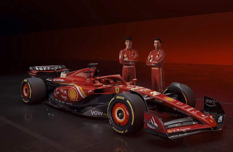 El monegasco Charles Leclerc y el español Carlos Sainz posan junto al Ferrari SF-24, presentado ayer por la Scuderia italiana.