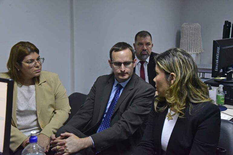 Fiscales Yeimy Adle (izq.), Giovanni Grissetti y Nathalia Silva, encargados del caso metrobús.