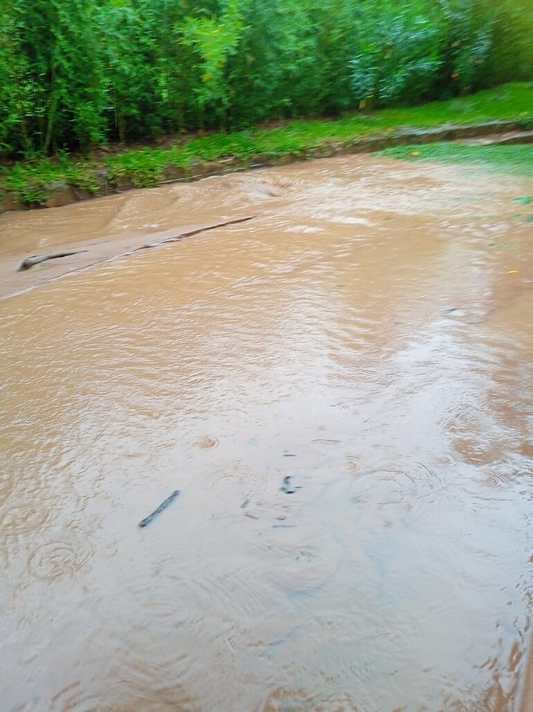 La falta de canalización hace que el agua de las lluvias ingresen directamente en las casas que están sobre la ruta PY02.