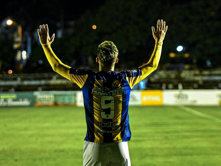 El argentino Paul Charpentier, jugador de Sportivo Luqueño, celebra un gol contra Guaireña por la segunda fecha del torneo Clausura 2023 del fútbol paraguayo en el estadio Parque del Guairá, en Villarrica.