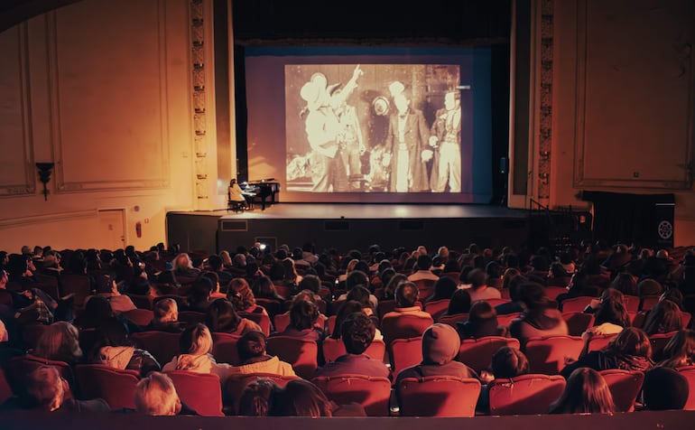 Imagen de la proyección de la película "The Scarlet Drop" que se realizó en septiembre pasado en Valparaíso. La cinta perdida de John Ford fue encontrada en Chile.