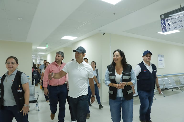 Claudia Centurión, encabezó una visita por las obras junto al senador Silvio Ovelar, el intendente de la ciudad, Marcos Benítez, y el viceministro de Salud Pública y Bienestar Social (MSPyBS), Santiago García.