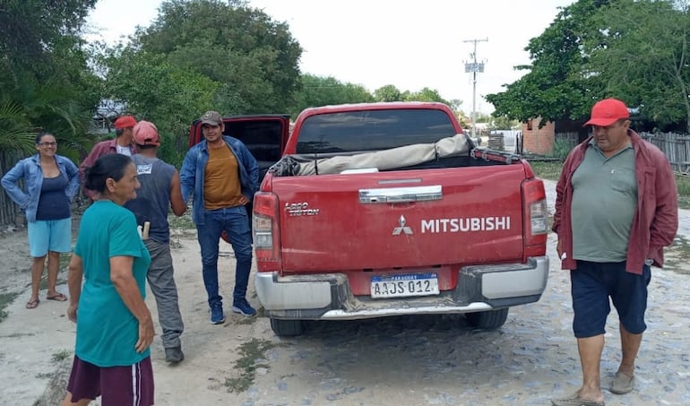 Hilario Adorno y su camioneta.