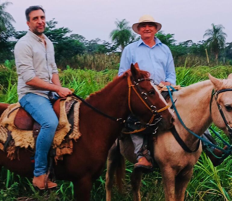 El embajador británico Ramin Navai paseando a caballo junto a don Aureliano Valiente.