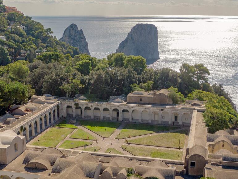 Vista aérea del Antiguo monasterio de la Certosa de San Giacomo, en la isla de Capri, donde se sitúa su nuevo museo arqueológico. La isla italiana de Capri, en la bahía de Nápoles en el sur de Italia, inauguró  su nuevo museo arqueológico en el antiguo monasterio de la Certosa de San Giacomo con una exposición sobre la historia de los emperadores romanos.