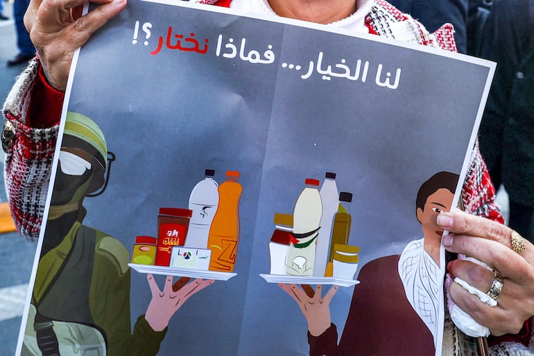 Palestinos boicotean productos israelíes en Cisjordania. (AFP)