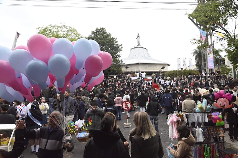  Globos celestes y rosados, colores característicos de María Auxiliadora. 