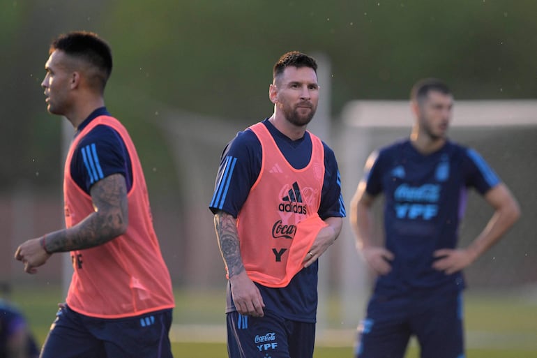 Lionel Messi (c), futbolista de la selección argentina, en el entrenamiento de plantel en Ezeiza.