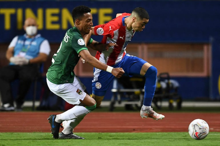 Miguel Almirón (d) será titular en el choque con Bolivia por Eliminatorias Sudamericanas.