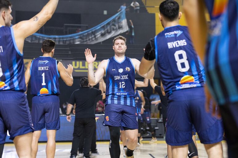 Los jugadores del Deportivo San José antes de disputar el primer partido de la Liga Sudamericana de Baloncesto 2023.