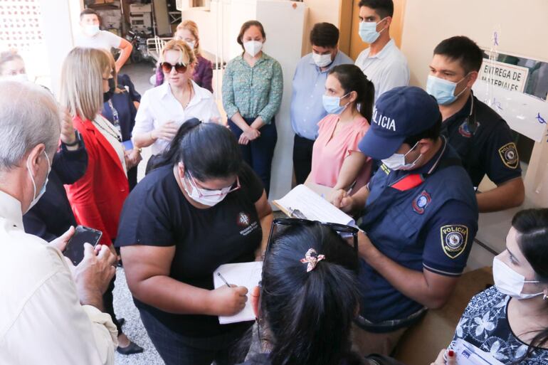 La fiscala Nohelia Nahumann se constituyó, en comitiva, en el Hospital de Mariano Roque Alonso, donde murió una enfermera de 51 años el domingo.