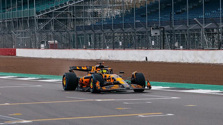 Este es el nuevo MCL39, monoplaza que presentó McLaren en el Circuito de  Silverstone con un diseño camuflado, de cara a lo que será el inicio de la presente temporada en  marzo.