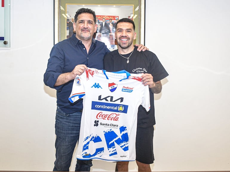 El paraguayo Celso Ortiz en la firma de contrato y presentación como jugador de Nacional en la sede social del club en el estadio Arsenio Erico, en Asunción, Paraguay.