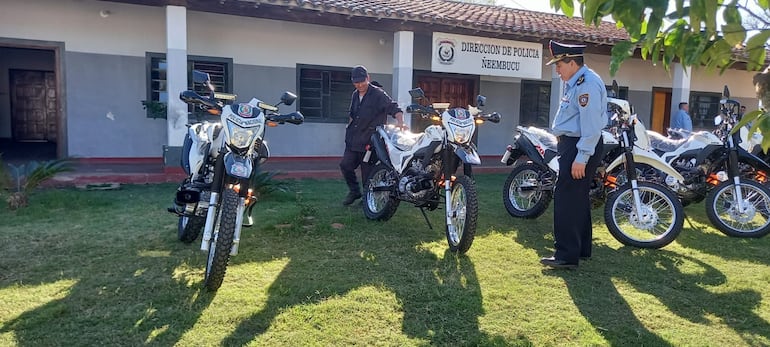 El director de la Policía Departamental de Ñeembucú, comisario Nicolás González, verifica las motocicletas que serán utilizadas por los agentes de la Unidad Táctica Operativa.