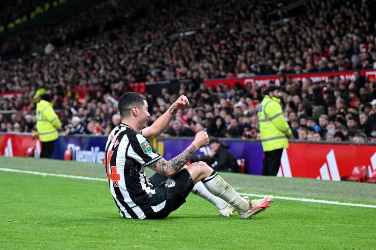 Festejo de Miguel Almirón ante el Manchester United, en Old Trafford.