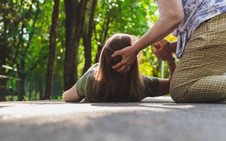 El síntoma principal de la epilepsia es la convulsión. En caso de ver a una persona convulsionando se recomienda colocarla de lado, no intentar abrirle la boca o introducirle objetos. Lo ideal es llamar a urgencias.