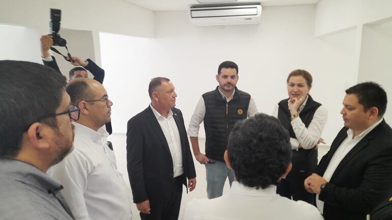 La ministra de Salud, María Teresa Barán, junto al gobernador de Ñeembucú, Víctor Hugo Fornerón, y el nuevo director de la Duodécima Región Sanitaria, doctor Jorge Espínola, recorrieron el pabellón del futuro Hospital Materno Infantil de Pilar.