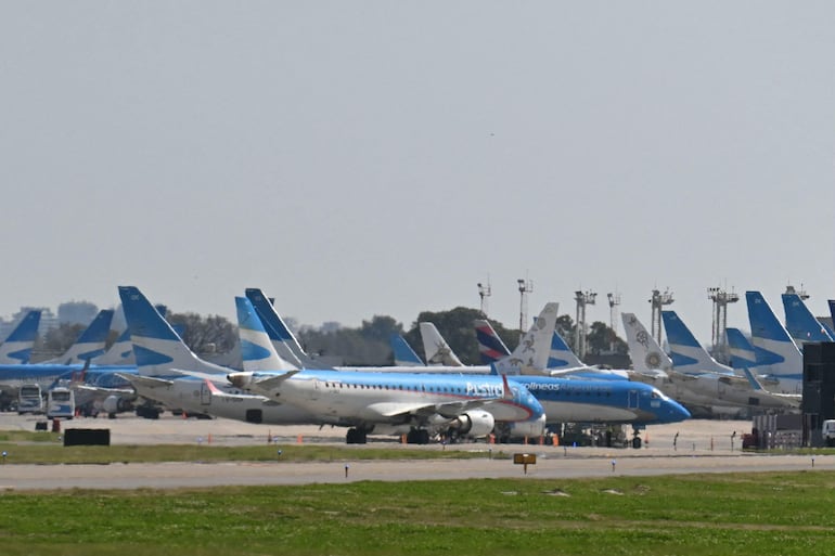 Flota de aviones de Aerolíneas Argentinas en el aeropuerto "Jorge Newbery" en Buenos Aires.