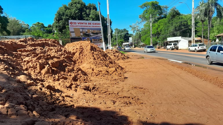 Gran cantidad de arena fue extraída de la avenida principal San Antonio de la ciudad homónima, tras las precipitaciones del fin de semana.