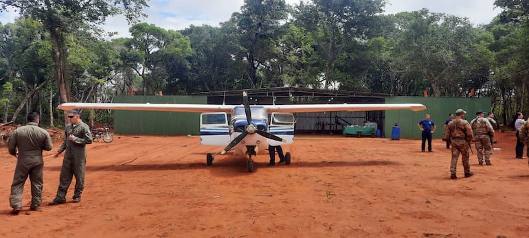 La avioneta de la marca Cessna, sin número de identificación serial que se encontraba dentro del hangar.