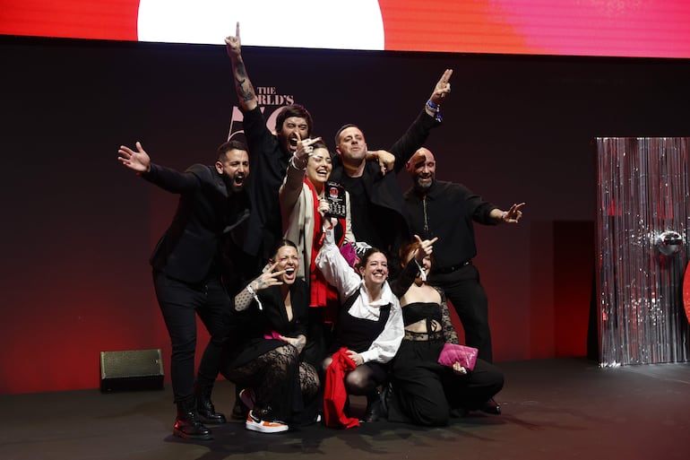 El bar Tres Monos, de Argentina, recibe el premio Mejor Bar de América del Sur durante la ceremonia de entrega de los World's 50 Best Bars 2024 (mejores bares del mundo en 2024), en Madrid.