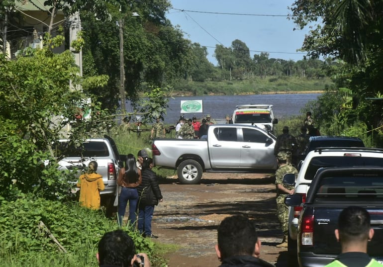 Imágenes de la zona del hallazgo del cuerpo del sargento primero Domingo David Ríos Domínguez, uno de los militares desaparecidos tras ser arrastrados por los raudales en Lambaré.